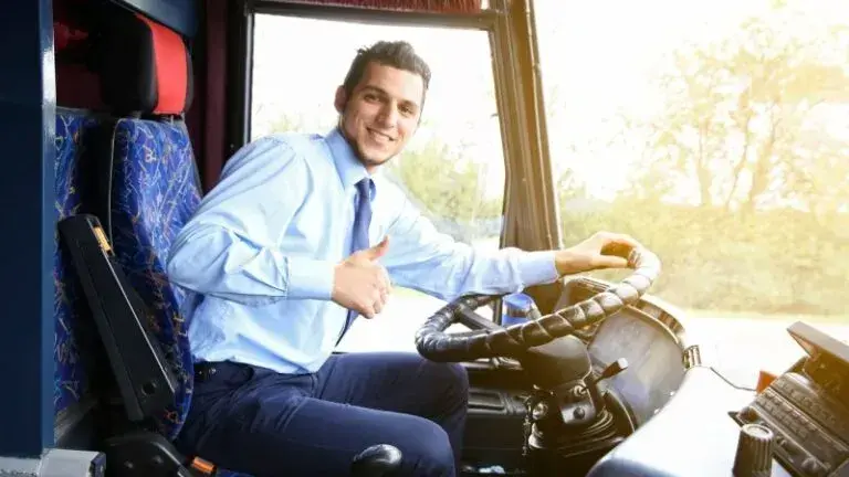 Ile zarabia kierowca autobusu szkolnego? Sprawdź zaskakujące fakty!