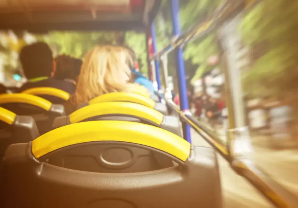 Ile miejsc ma bus? Odkryj, jak różne modele mogą zaskoczyć