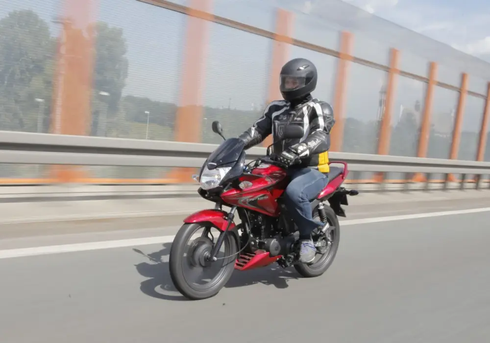 Czy po autostradzie można jechać motocyklem? Sprawdź przepisy i zasady