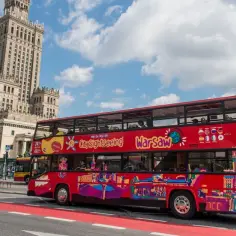 Ile się jedzie do Warszawy autokarem? Sprawdź czas podróży!