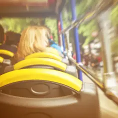 Ile miejsc ma bus? Odkryj, jak różne modele mogą zaskoczyć