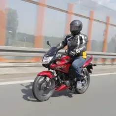 Czy po autostradzie można jechać motocyklem? Sprawdź przepisy i zasady