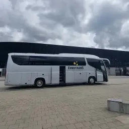 Szary autokar Eurotrans czeka na uczniów. Dowiedz się, ile kosztuje wynajęcie autokaru na wycieczkę szkolną.