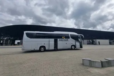 Szary autokar Eurotrans czeka na uczniów. Dowiedz się, ile kosztuje wynajęcie autokaru na wycieczkę szkolną.