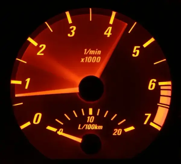 Jakie obroty silnika benzynowego na autostradzie zapewnią oszczędność?