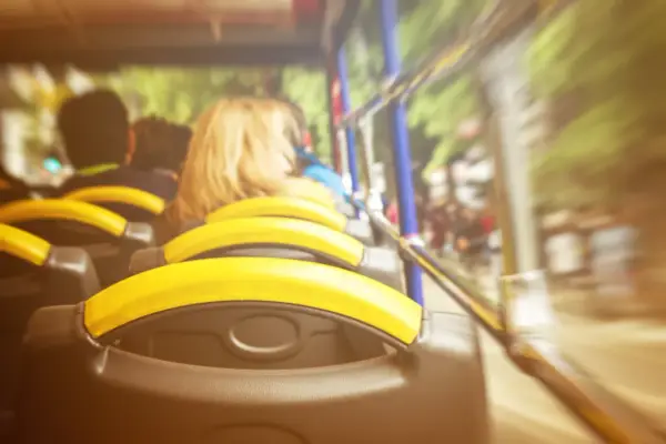 Ile miejsc ma bus? Odkryj, jak różne modele mogą zaskoczyć